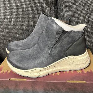 Bionica Oana  waterproof suede wedge sneakers 6.5 New with box